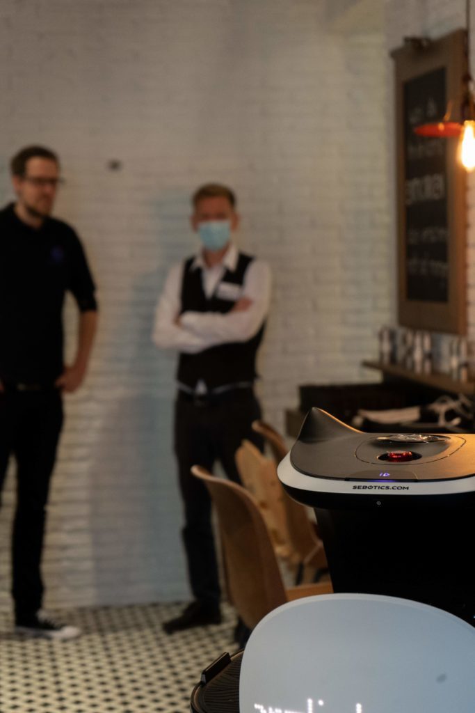 Installation des Servierroboter BellaBot in der Brasserie im Verkehrshaus