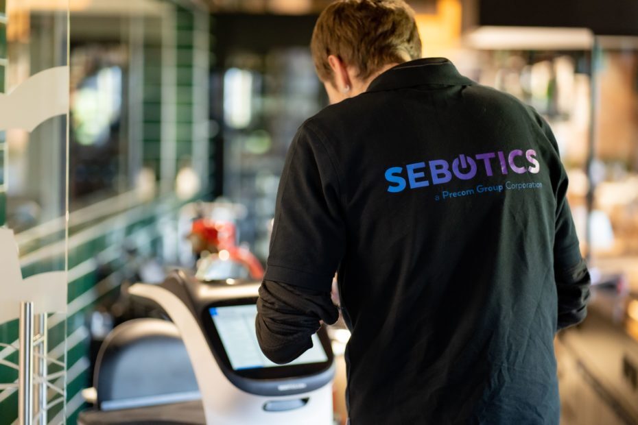 Il team Sebotics al ristorante Doppio Gusto per l'installazione del robot