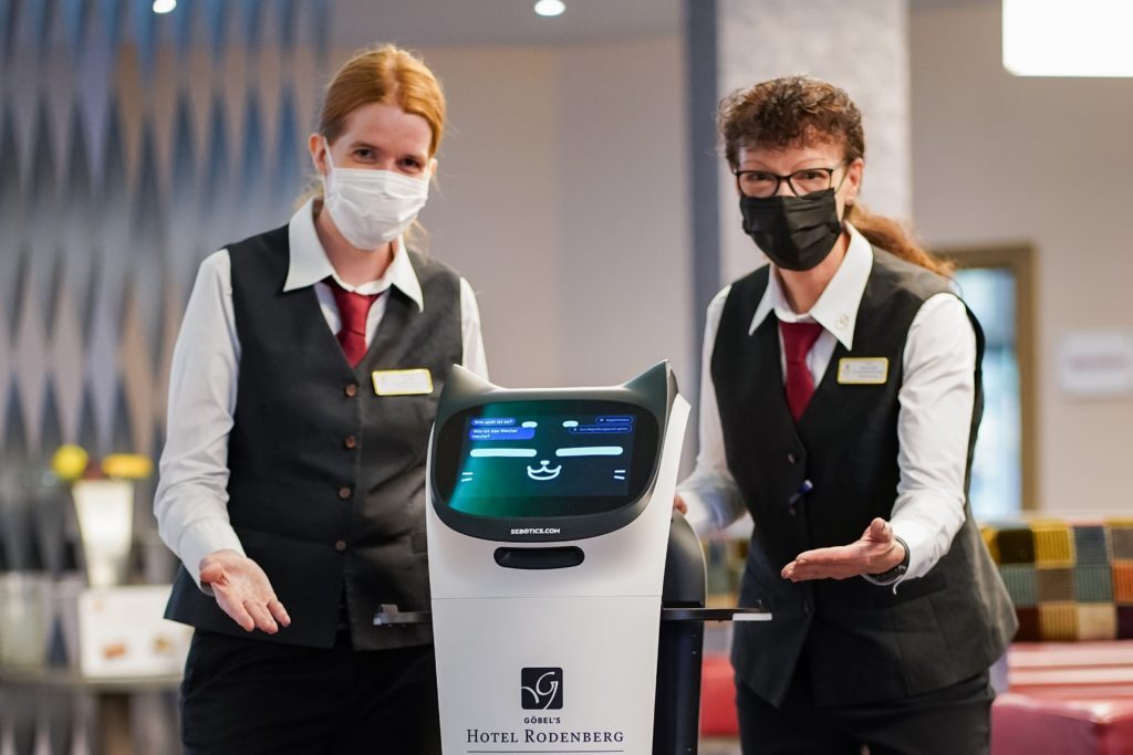 BellaBot de Pudu Robotics avec le personnel de service à l'hôtel Rodenberg de Göbel