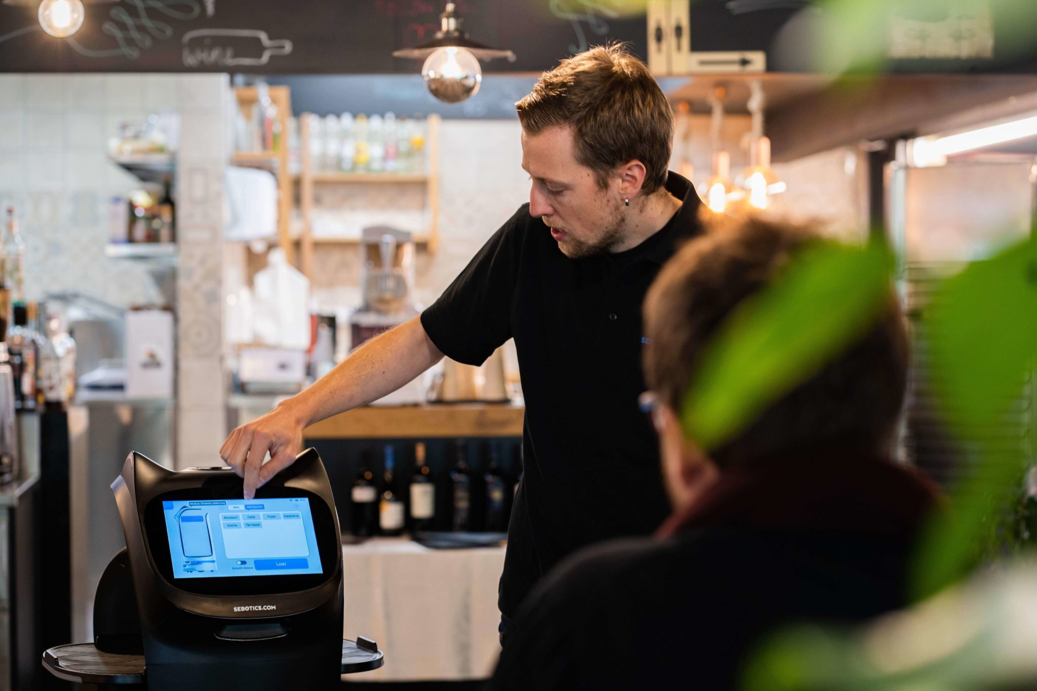 Luzerner Zeitung Beitrag Vorführung des Serviceroboters BellaBot im Restaurant Andulino in der Mall of Switzerland