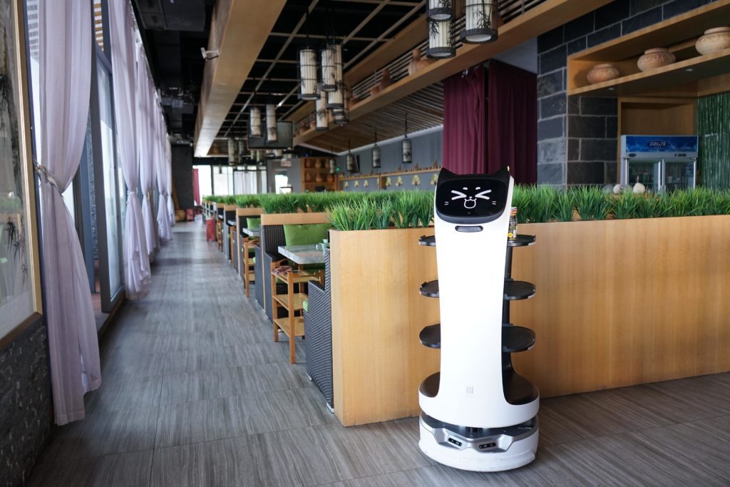 BellaBot im Restaurant arbeiten mit der Digitalisierung