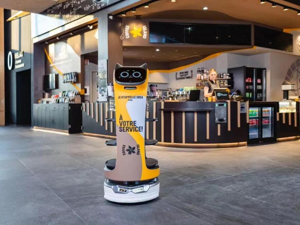 BellaBot Service Roboter in einem Cafe bei Fachkräftemangel