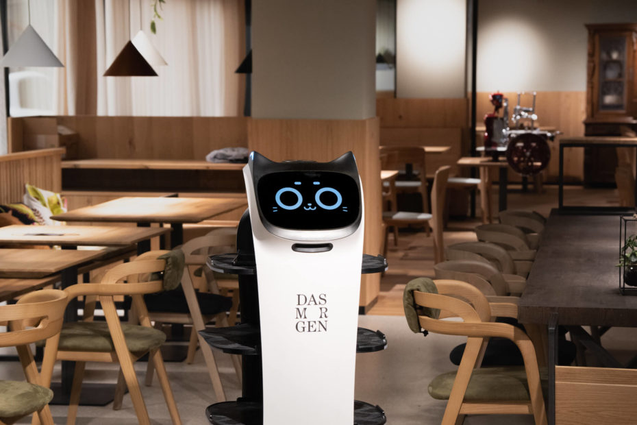 Robot di servizio BellaBot nel ristorante della rivoluzione gastronomica svizzera "Das Morgen" Vitznau