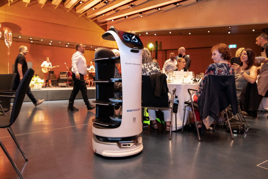 Il robot di servizio BellaBot di Sebotics ispira i partecipanti all'assemblea generale della Gastroverband Chur Region
