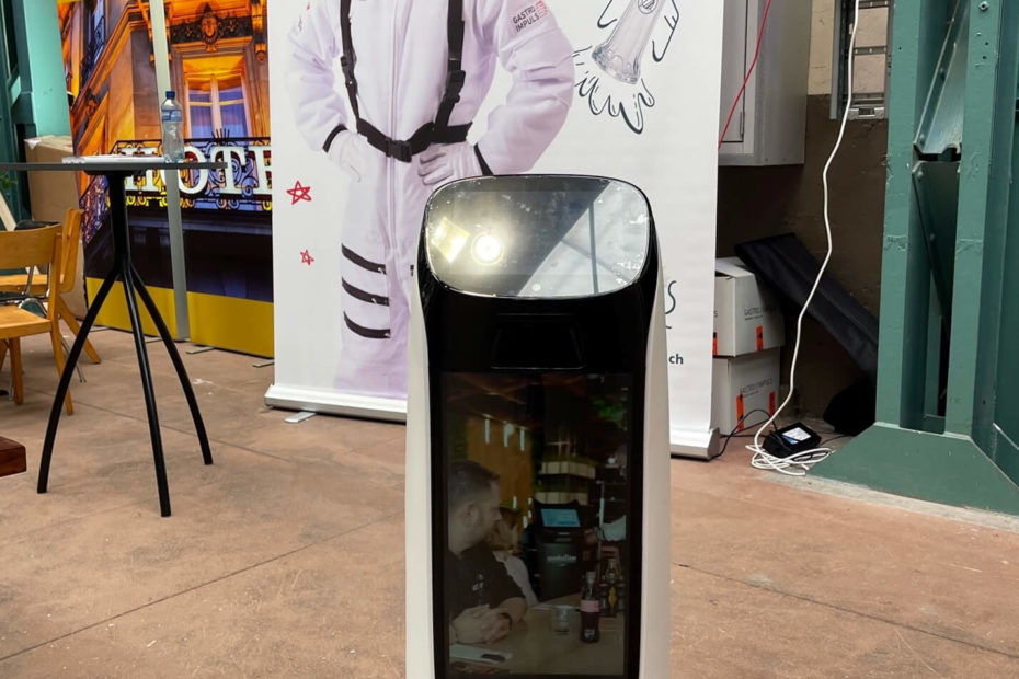 Robot de service Ketty Bot à impulsion gastro au Hospitality Summit