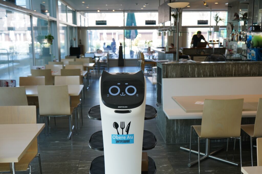 Robot de service BellaBot dans le restaurant sportif Obere Au