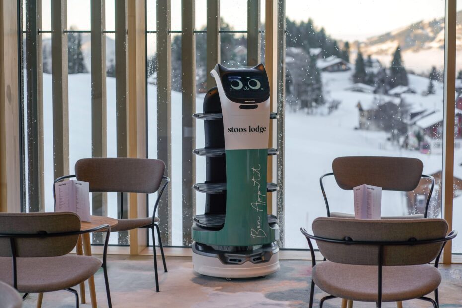Robot de service BellaBot dans le restaurant du nouveau Stoos Lodge
