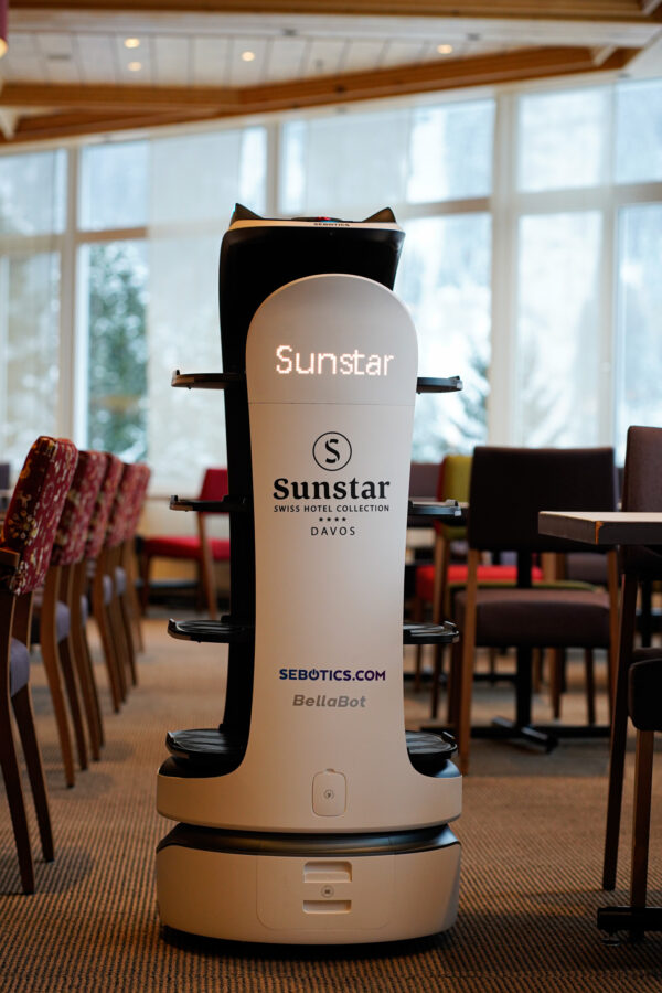 Robot de service BellaBot dans le Sunstar Davos