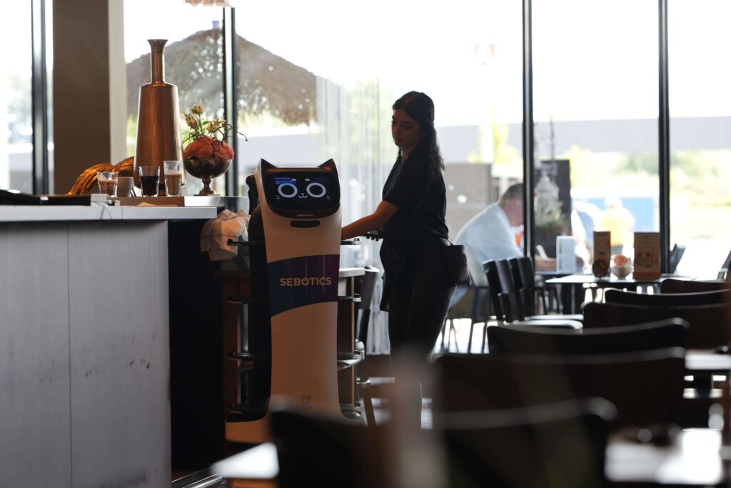 Serviceroboter Bella im Einsatz im Restaurant Galerie im Park