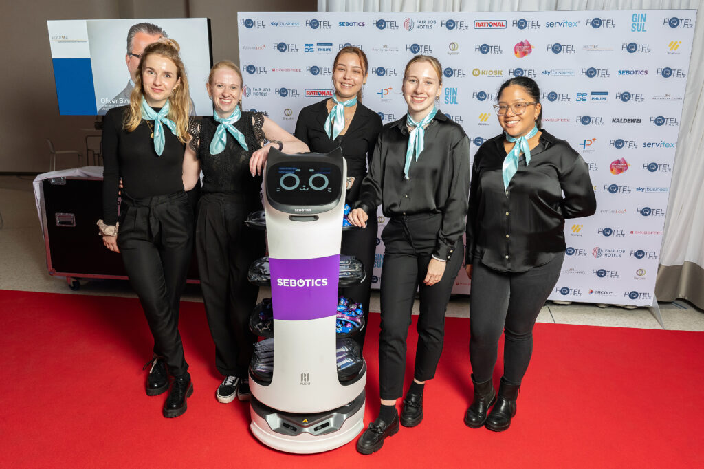 Robot de service BellaBot avec Team HotelTalk 2023