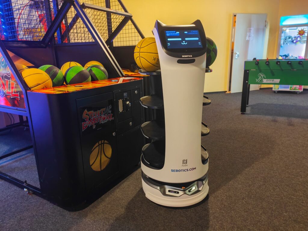 Le robot de service Bellabot utilisé dans l'Extreme Bowlingarena Mainfrankenpark