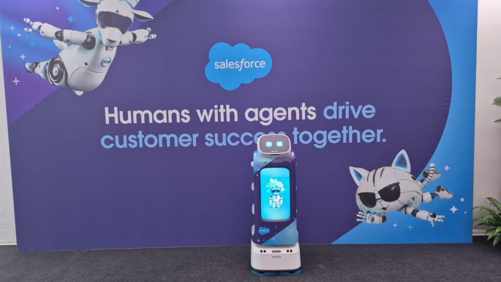 Der Sebotics Cadebot Serviceroboter gemeinsam mit Salesforce beim World Economic Forum 2025 in Davos