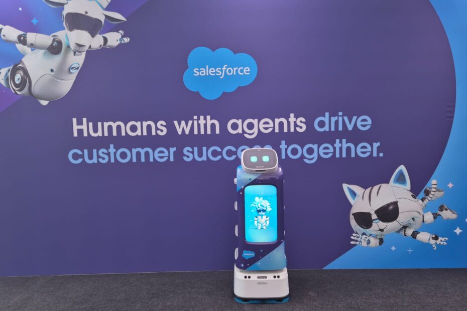 Der Sebotics Cadebot Serviceroboter gemeinsam mit Salesforce beim World Economic Forum 2025 in Davos