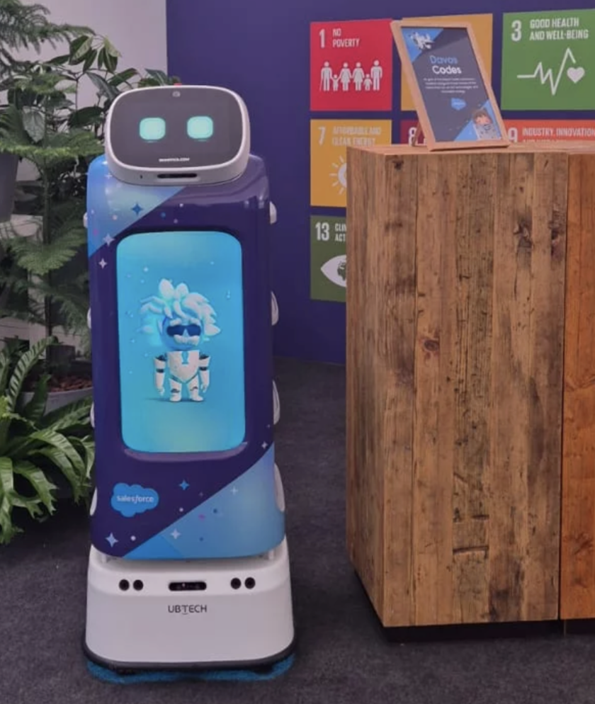 Salesforce KI trifft Servierroboter Cadebot auf dem Weltwirtschaftsforum 2025