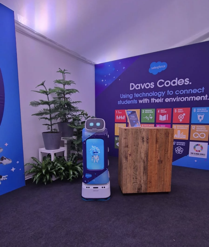 Salesforce WEF Davos - Sebotics Serviceroboter Cadebot vor Ort