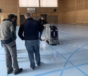 Sebotics Einsatz von Reinigungsroboter in einer Schulsporthalle