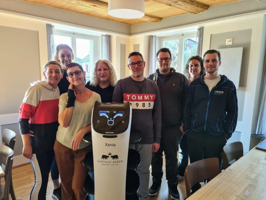 Team-Gasthof-Baeren-mit-Serviceroboter-BellaBot-scaled