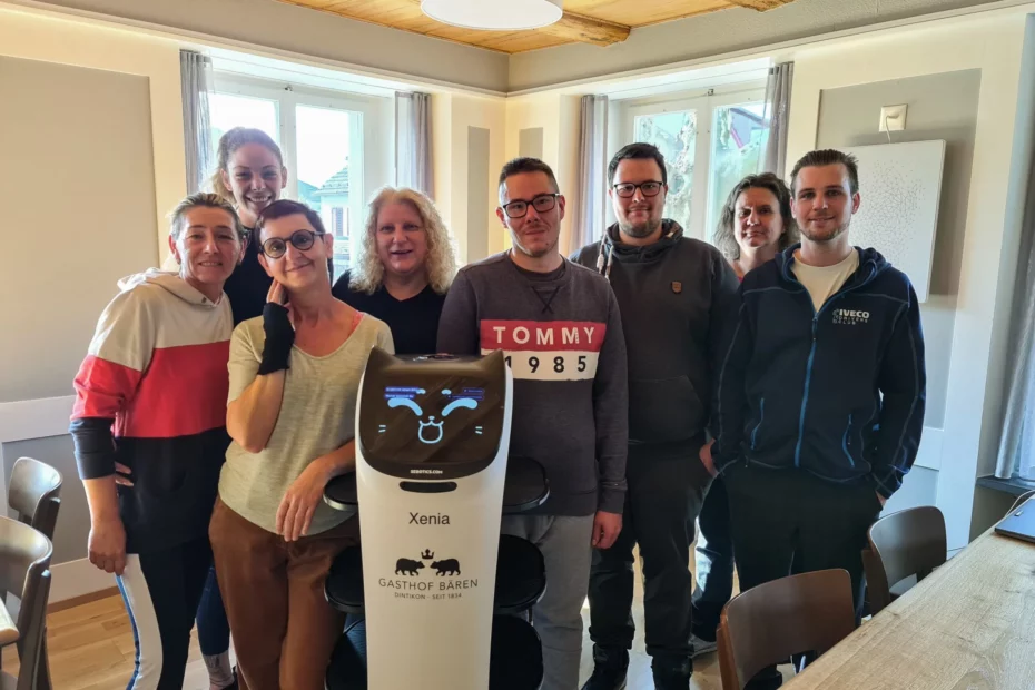 Team-Gasthof-Baeren-mit-Serviceroboter-BellaBot-scaled
