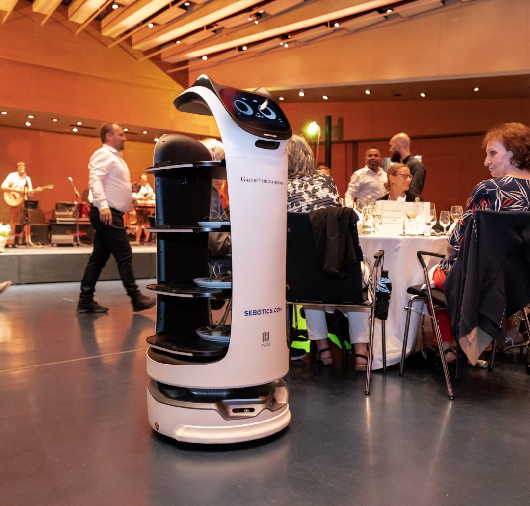 BellaBot Serviceroboter von Sebotics begeistert die Teilnehmer der Generalversammlung vom Gastroverband Chur Region
