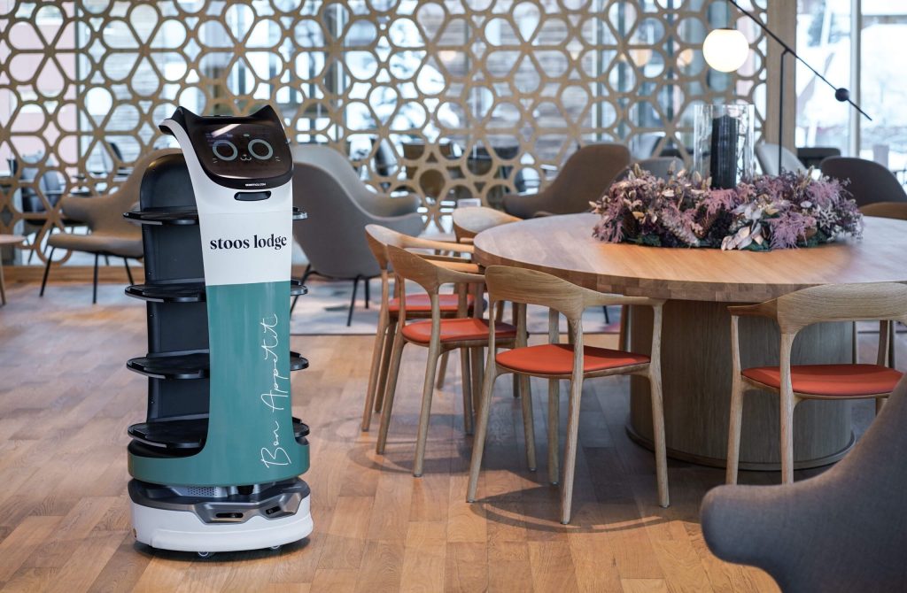 Robot de service BellaBot dans le restaurant du nouveau Stoos Lodge 1
